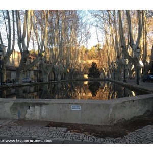 Place de L étang à Cucuron (Vaucluse)