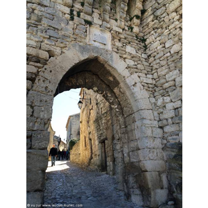 Porte de la Garde à Lacoste