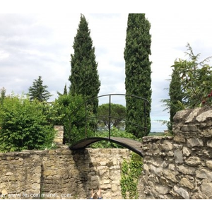 Petit pont entre deux terrains de Vaison la Romain...