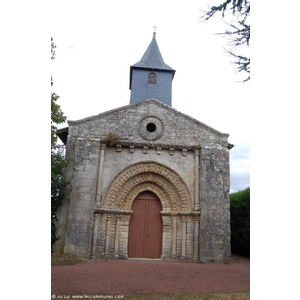 L église Notre Dame  romane du XI ème siècle , son portail admirable a voir !!