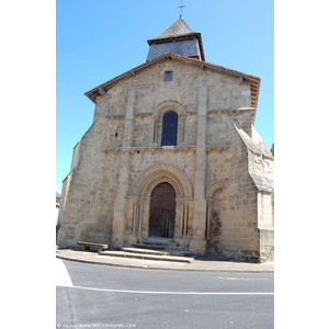 L église Saint Just  XI ème siècle, facade , toit du clocher en tuiles de chataigner appelées tavaillons, remarquable édifice.