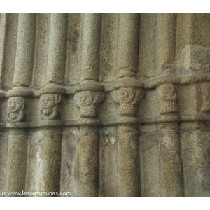 Détail du porche de l'église voussures ornées de petits personnages