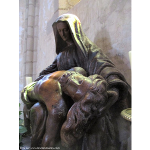 Dans l'église détail d'une Vierge de pitié. Bois sculpté 16è ou 17ème 