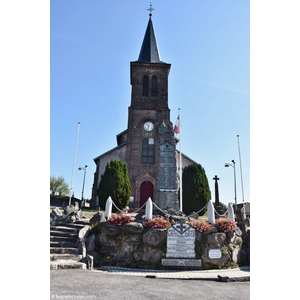 église sainte Madeleine avec le monument aux mort...