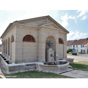 derrières le lavoir avec la Fontaine 