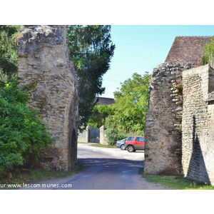 Ruines du Château et Porte du 12 Em Siècle